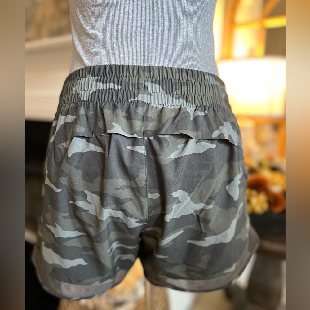 EUC! ATHLETA MESH RACER RUN MID RISE 4 SHORT size small - Picture 9 of 12
